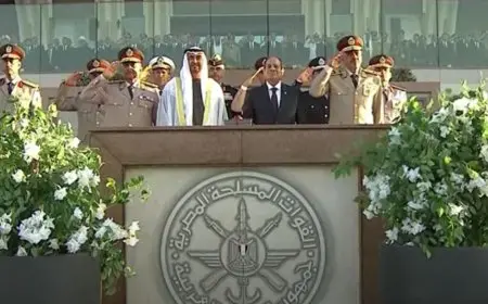 السيسي وبن زايد يرفعان علم مصر على الأكاديمية العسكرية الجديدية