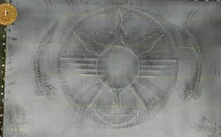 صورة.. رجال الموسيقات العسكرية يشكلون شعار القوات المسلحة بأجسادهم