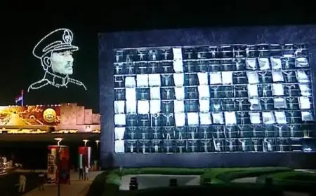 صورة الرئيس السادات تزين سماء الأكاديمية العسكرية في ذكرى حرب أكتوبر