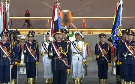 طلاب الأكاديمية العسكرية يقدمون الشعار أمام الرئيس السيسي