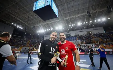 عبد الرحمن طه يفوز بجائزة رجل مباراة الأهلي وبرشلونة لكرة اليد