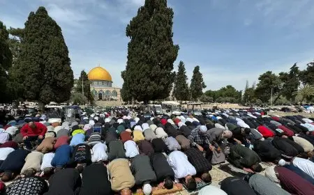 40 ألفا يؤدون صلاة الجمعة في المسجد الأقصى