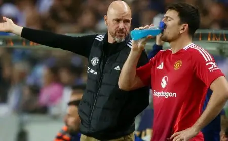 تن هاغ يرد على تصريحات ماغواير.. ويطالب الجماهير بـ”الصبر”