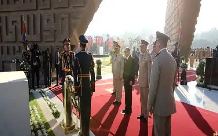 السيسى يضع أكاليل الزهور على قبر الجندى المجهول والزعيمين أنور السادات وجمال عبد الناصر