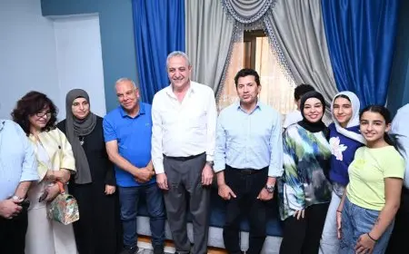 وزير الرياضة ومحافظ الغربية يزوران أسرة محمد صلاح بمنزله