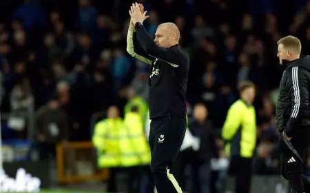 شون ديتش: إيفرتون يستحق ركلة جزاء أمام نيوكاسل