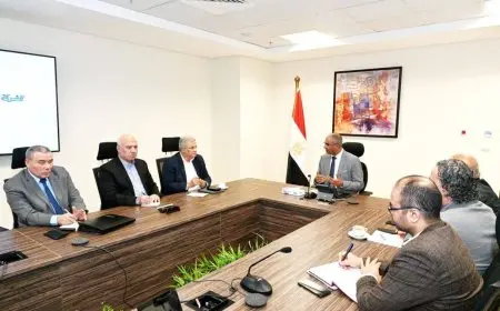 نائب وزير الإسكان يتابع موقف الخطة الاستراتيجية لتحلية مياه البحر
