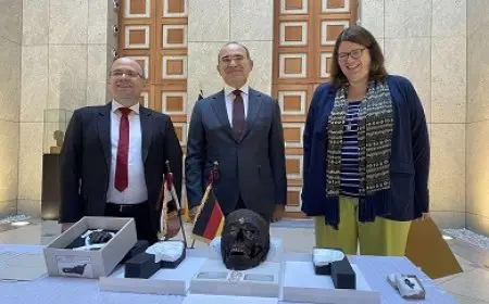 بينها رأس مومياء فريدة من نوعها.. السفير المصري في برلين يتسلم 3 قطع أثرية مهربة