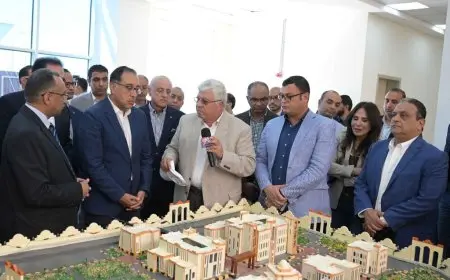 مدبولي يتفقد أنشطة جامعة طيبة التكنولوجية ويجري حوارا مع الطلاب