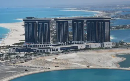 وزير الإسكان يتابع الموقف التنفيذي للمشروعات السكنية والخدمية والترفيهية بـ العلمين الجديدة