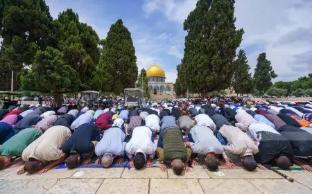30 ألفا يؤدون صلاة الجمعة في المسجد الأقصى