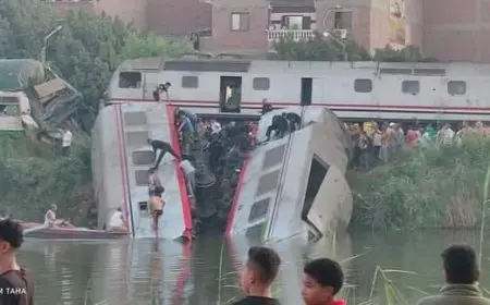 أول صور لحادث تصادم قطار بجرار في المنيا.. العربات سقطت بالترعة