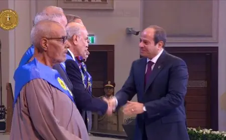 الرئيس السيسي يكرم مجموعة من أبطال حرب أكتوبر