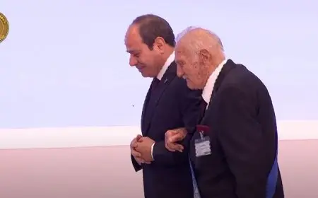 في لفتة إنسانية.. الرئيس السيسي يحرص على اصطحاب أبطال أكتوبر حتى نزولهم من منصة التكريم