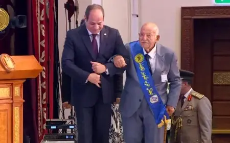 الرئيس السيسي يكرم عددًا من أبطال حرب أكتوبر.. صور