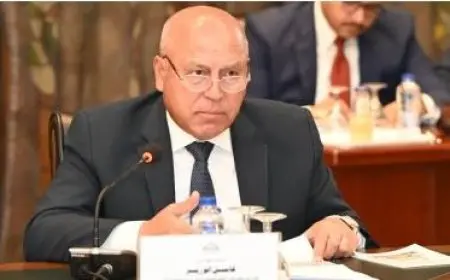 وزير النقل يقدم واجب التعازي لأسرة المواطن المتوفي في حادث قطار المنيا