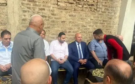 وزير النقل يقدم واجب التعازي لأسرة أحد ضحايا حادث قطار المنيا
