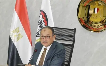 وزير قطاع الأعمال يجتمع برؤساء شركات الأدوية التابعة لاستعراض مؤشرات الأداء