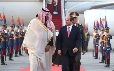 الرئيس السيسي يستقبل ولي العهد السعودي في مطار القاهرة