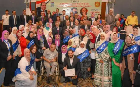 وزير العمل ومحافظ الإسكندرية يسلمان عقود عمل لذوي الهمم