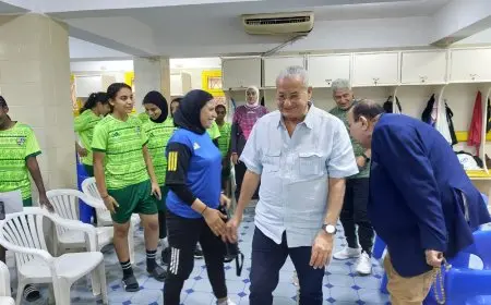 رئيس نادي المقاولون العرب يجتمع بفريق الكرة النسائية