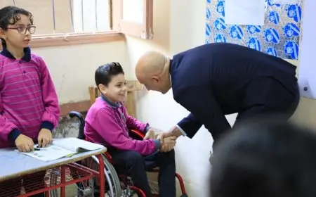 لافتة إنسانية.. وزير التعليم يخصص عامل لمرافقة طالب من ذوي الاحتياجات الخاصة بالجيزة