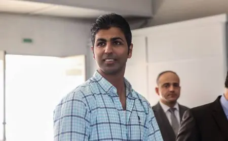 مهند مجدي يُوجه الشكر لرئيس «جماعة العيون» ويهديه درع الأهلي