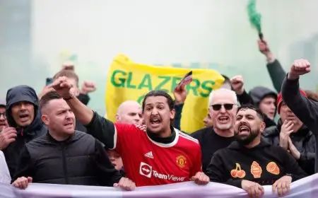 إدارة مانشستر يونايتد تجتمع برابطة مشجعي 1958 في أولدترافورد