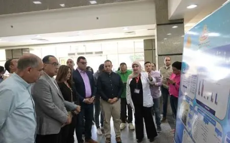 رئيس الوزراء يدير حواراً مع المرضى بمستشفى سمالوط المركزي