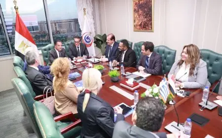 وزير الصحة يبحث مع وفد يوناني تبادل الخبرات في التخصصات الطبية والتمريضية