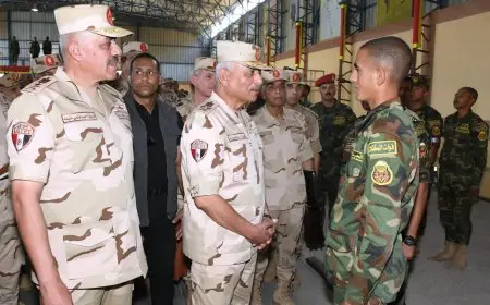 وزير الدفاع يتفقد الأنشطة التدريبية للقوات الخاصة ويلتقى المقاتلين