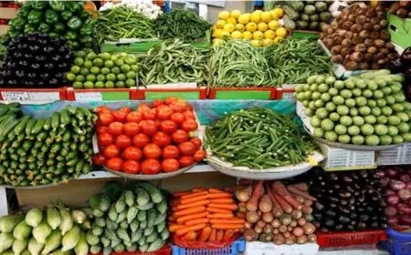 انخفاض الطماطم والخيار .. أسعار الخضراوات والفاكهة في سوق العبور اليوم