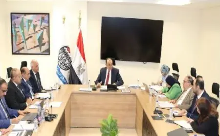 وزير قطاع الأعمال يستعرض مستجدات تنفيذ عدد من المشروعات الفندقية والسياحية والتجارية