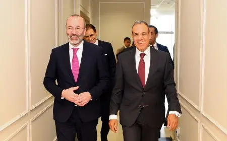وزير الخارجية يبحث مع رئيس مجموعة حزب الشعب الأوروبي ترفيع العلاقات المشتركة