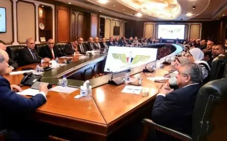 وزير الطيران يعقد اجتماعا موسعا مع مديرى المطارات لبحث الاستعداد لعيد الكريسماس