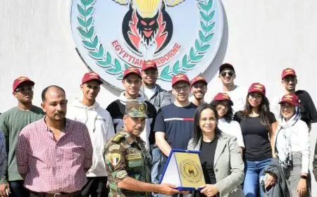 القوات المسلحة تنظم زيارة لطلبة الأكاديمية العربية للعلوم والتكنولوجيا والنقل البحرى لقيادة قوات المظلات