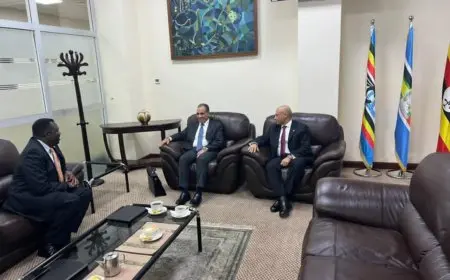 وزير الخارجية والهجرة يصل إلى أوغندا