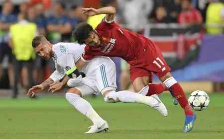 كلوب: راموس تقبل إصابة كتف محمد صلاح «بكل سرور»