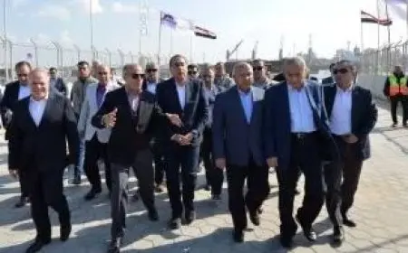 رئيس الوزراء يتفقد سوق اليوم الواحد في محطة الرمل بالإسكندرية