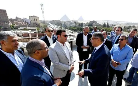 وزير الإسكان ومحافظ الجيزة يعقدان اجتماعاً بالمنطقة المحيطة بالأهرامات لاستعراض مخطط تطويرها