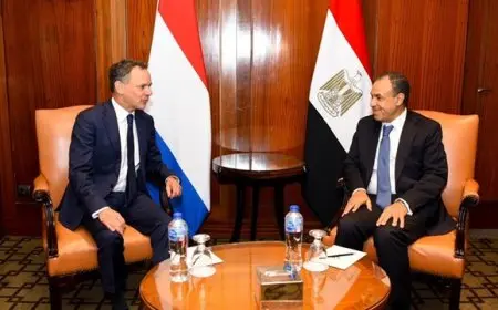 وزير الخارجية يبحث مع نظيره الهولندي سبل تعزيز العلاقات الثنائية