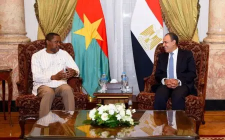 وزير الخارجية والهجرة يستقبل نظيره البوركيني لبحث سبل تعزيز العلاقات بين البلدين