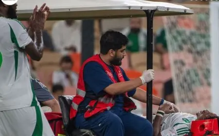 إصابة قوية لظهير الأهلي السعودي ريان حامد خلال مواجهة الرائد