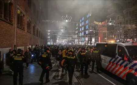 عنصرية الملاعب وحروب الهتافات.. كيف فجر التوتر السياسي اشتباكات جماهير مكابي تل أبيب وأياكس في هولندا؟