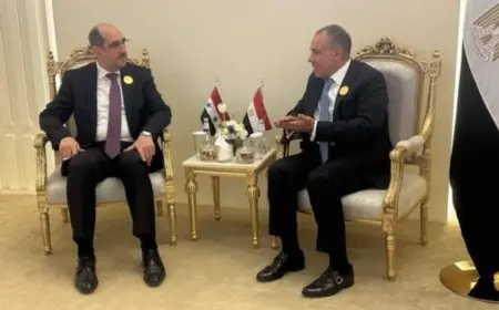 على هامش الاجتماع الوزارى التحضيري للقمة العربية الإسلامية.. وزير الخارجية والهجرة يلتقي نظيره السوري