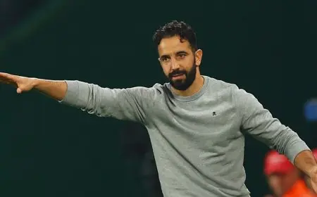 أموريم سيناقش مع فان نيستلروي مستقبله في مانشستر يونايتد