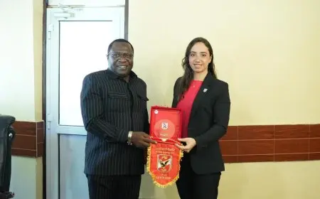 الأهلي يهدي درع وعلم النادي إلى المفوض الإقليمي لـ«زنجبار»