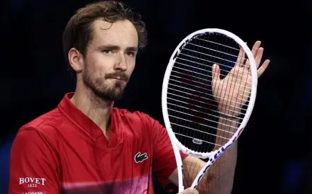 ميدفيديف يجدد آماله للتأهل لنصف نهائي البطولة الختامية للتنس