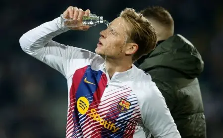 فليك منزعج من أداء دي يونغ.. وتردد في برشلونة لتجديد عقده