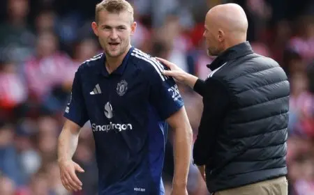 دي ليخت منزعج من إقالة تن هاغ ودوره فيها